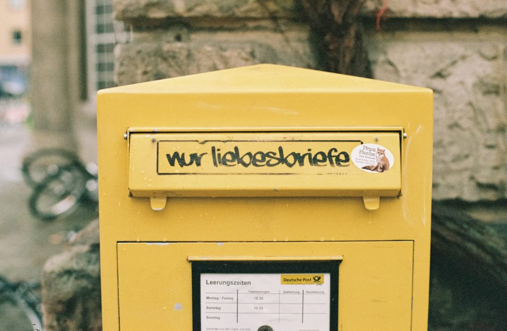 Une boîte à lettres allemande avec écrit dessus en graffiti "seulement des lettres d'amour".